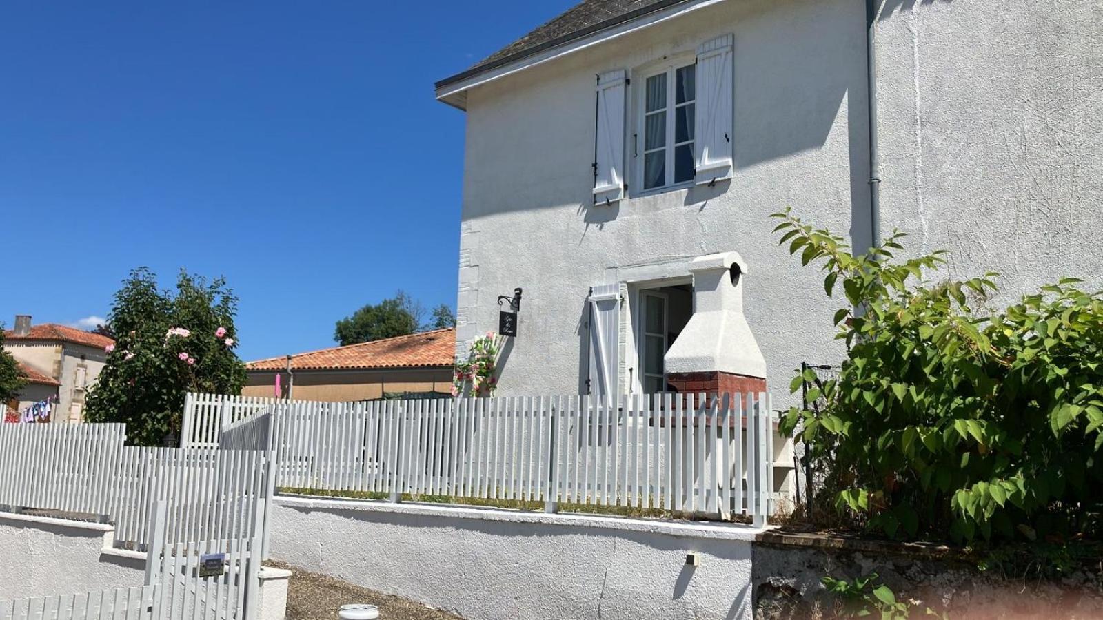 Gite Des Roses Oradour-Fanais Exterior foto